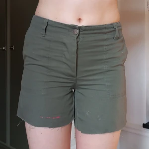 gröna shorts - Ett par gröna shorts köpta second hand, en liten röd färgfläck på framsidan^^