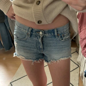 Lågmidjade jeansshorts - Supersnygga lågmidjade jeansshorts som är perfekt till sommaren 💕💕