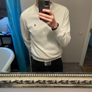 Vit sweatshirt från Polo Ralph Lauren - Säljer en klassisk vit sweatshirt från Polo Ralph i storlek M. Inga defekter eller fläckar på den.