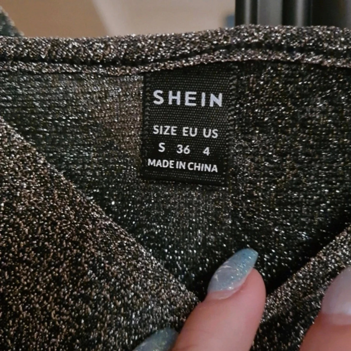 Glittrig linne-topp med smala axelband - 4