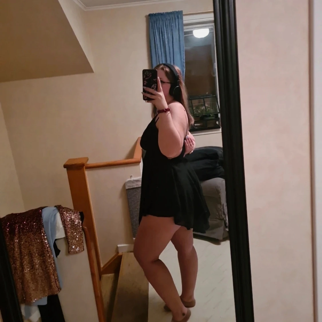 Svart kort klänning med v-ringning och smala axelband - 2