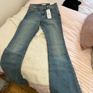 Jeans - Säljer dessa super snygga jeans i storlek 40 ifrån Gina tricot som är helt oanvända med prislappen kvar.  💞