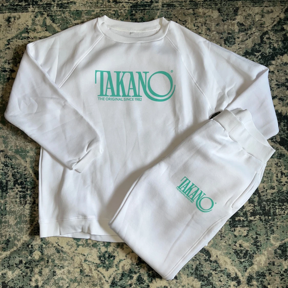 Vita mjukisbyxor och sweatshirt från Takano