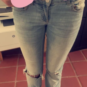 Ljusblå jeans med slitningar - Ett par ursnygga jeans från Nelly🤍 säljer ett par snygga jeans från Nelly, storlek 36 och sitter jätte bra! Normal passform och använda ganska många gånger