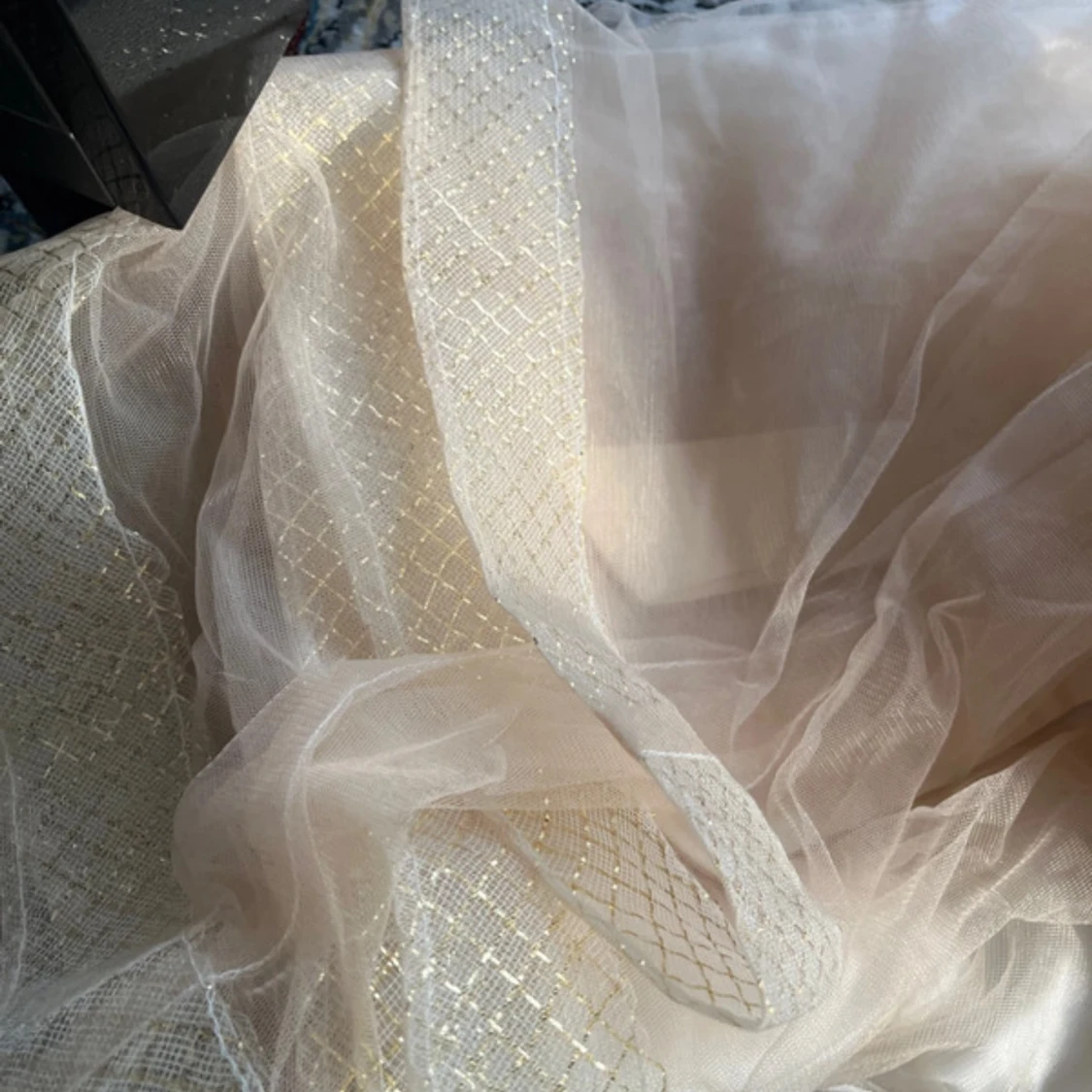 Champagnefärgad långklänning med rosett och pärldetaljer - 3