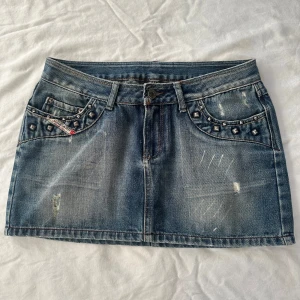 Jeanskjol - Super snygg jeans kjol som är perfekt till sommarn🥰 Köpte i Italien, och storlek står ej men passar mig som har storlek S och ibland M! Pris kan diskuteras 