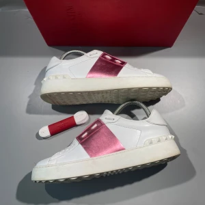 Valentino skor  - Hej! Säljer nu mina skor från märket Valentino, storlek 38 bra skick, givetvis äkta. Tveka inte på att höra av dig om du har frågor eller funderingar kring skorna! 