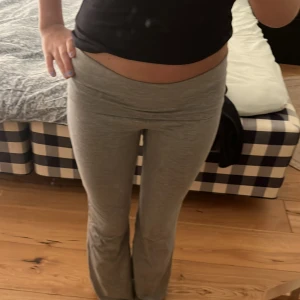 gråa yogapants - säljer yogapants som är skit snygga och passar till träning, mys eller ärenden! det finns en defekt på byxorna. de har ett litet hål som inte syns. kan därför sänka pris eller sy hålet om det skulle önskas. dm för frågor