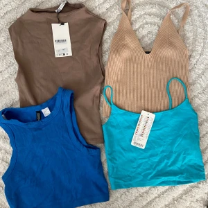 Paketpris Toppar / Linnen - Fyra stycken linnen / croptops varav 2 har prislapp. Den första mörkblåa är från h&m i storlek S - endast använd en gång. Den andra toppen är beige, finns ingen lapp men tror det är storlek S. Den tredje toppen är ljusbeige/brun med prislapp kvar, den är ifrån Zara i storlek S (nypris 99kr). Den ljusblåa är från New Yorker storlek XS, nypris 39kr med prislapp kvar.