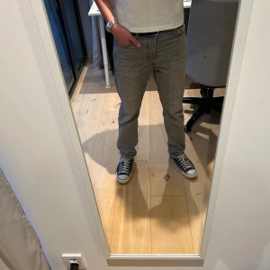 Gråa Jack&Jones Jeans - Säljer ett par grå jeansbyxor med rak passform. Byxorna har normal midja och stängs med dragkedja och knapp. Perfekta för en avslappnad stil och passar till det mesta. Storlek 28/32. Pris kan diskuteras.  