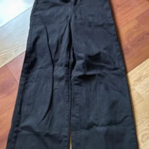 Svarta wide leg jeans från g perfect jeans - Säljer ett par svarta jeans från g perfect jeans i storlek 32. Byxorna har en wide leg-passform och klassisk femficksdesign. Perfekta för dig som gillar en avslappnad och trendig stil.