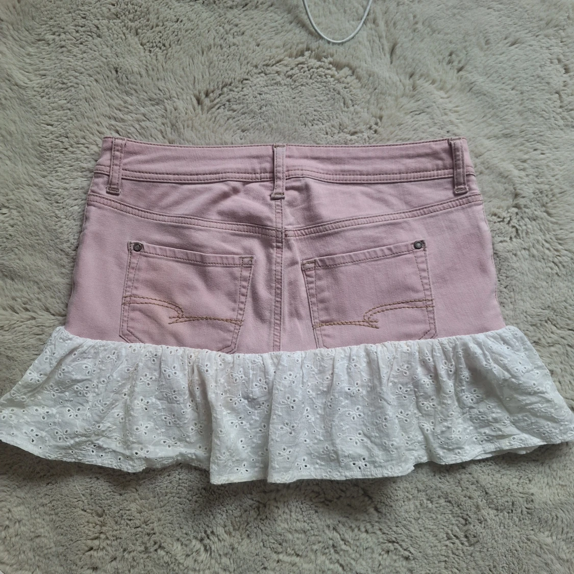 Rosa jeanskjol med vit volang - 1