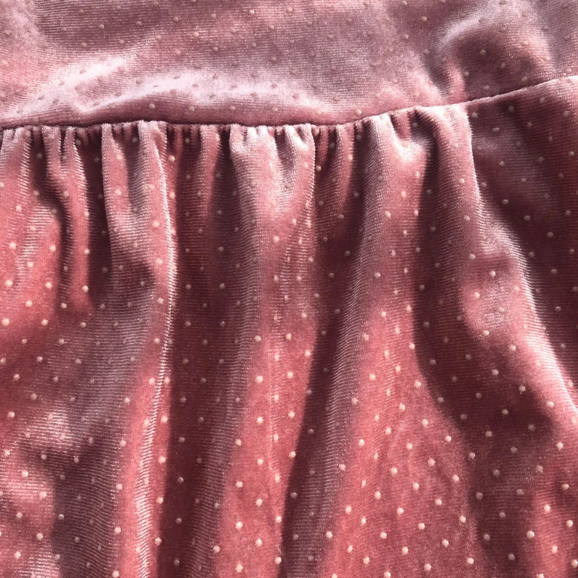 Rosa sammetsklänning med volang och prickar - 1