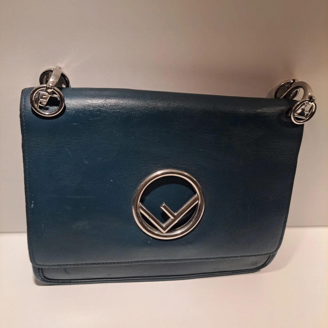 Mörkblå axelväska från Fendi