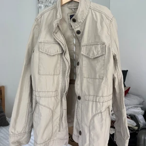 Jacka GAP - Snygg vår jacka/kappa från GAP, storlek xxs men passar upp till en liten s ☀️ Endast testad så inga defekter eller liknande 🌸