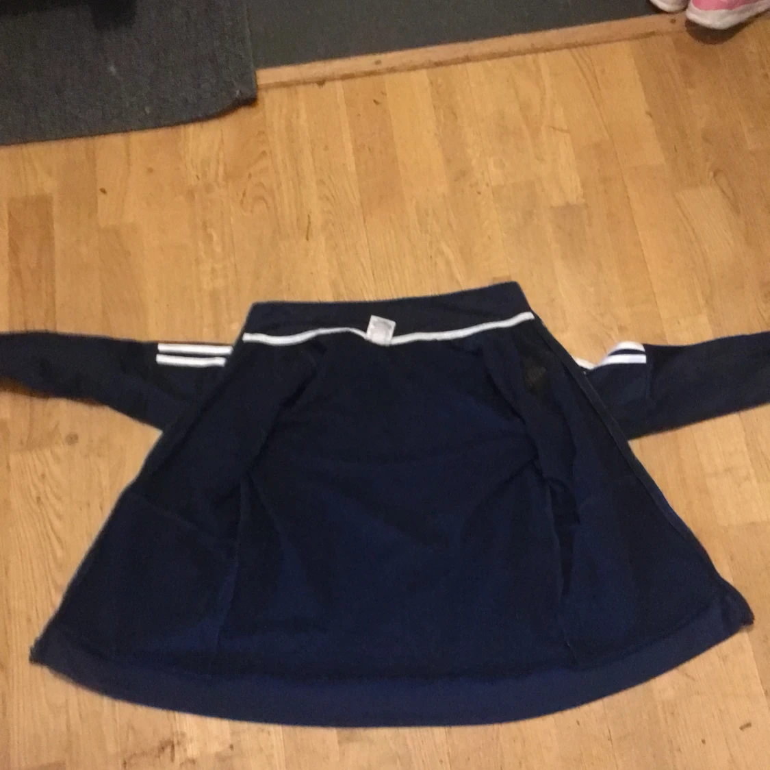 Blå adidas träningsjacka med vita ränder - 2