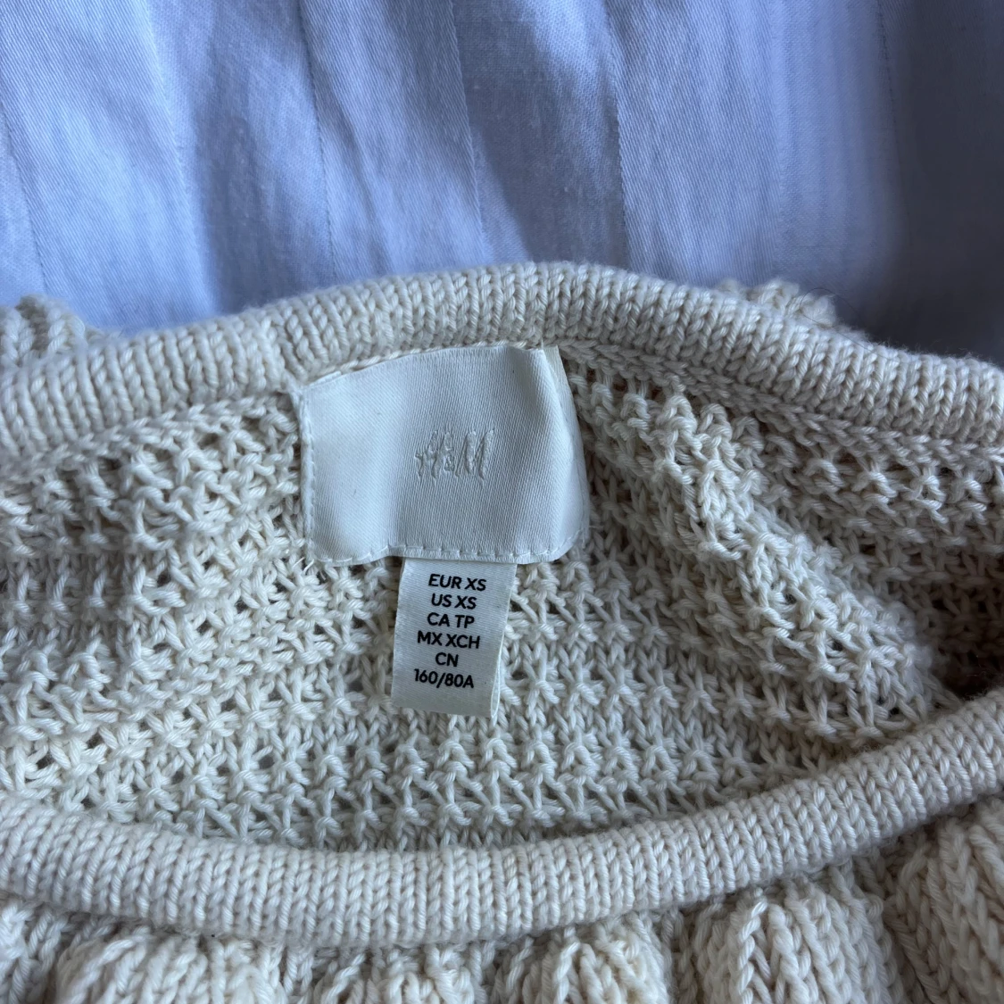 Beige stickad topp med volang från H&M - 1