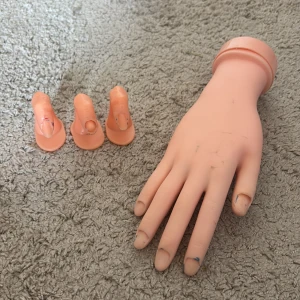 Träningshand för nagelövning i plast - Tre övningsfingrar och en övningshand. Lite nagellack på dem, men knappt använda 💕