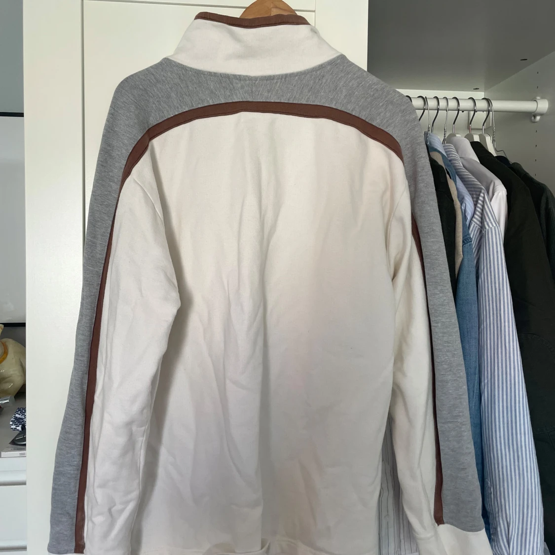 Vit långärmad vintage tröja med dragkedja från Nike - 1