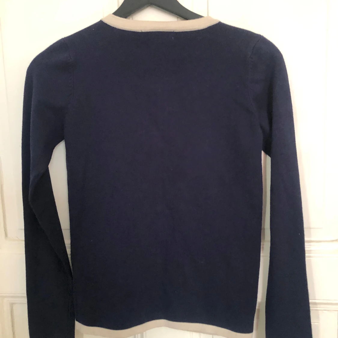 Mörkblå kofta med beige detaljer från Mango - 2