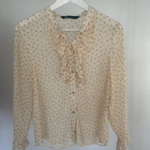 Prickig zara bluse - Jätte fin blus från zara, endast använd 1 gång. Blusen är i storlek xs 