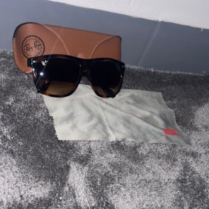 Rayban boyfriend  - Helt nya aldrig använda inga repor ingentin. Fraktar inom 24 timmar. Bäst pris på marknaden så var snabba !! (Bara glasögon ingår)