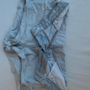 Ljusblå jeansshorts från Pull&Bear - jättefina ljusblå jeansshorts från Pull&Bear. Köpta förra sommaren men har mest legat i garderoben, inga defekter ( hålen va där då jag köpte de nya 😊) perfekta för sommaren, fråga gärna om ni har fler frågor 💕