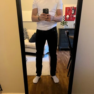 Acne studios - Ace Stay Cash (32-32) - Säljer ett par svarta jeans från Acne Studios. Storlek 32-32. Superfint skick.