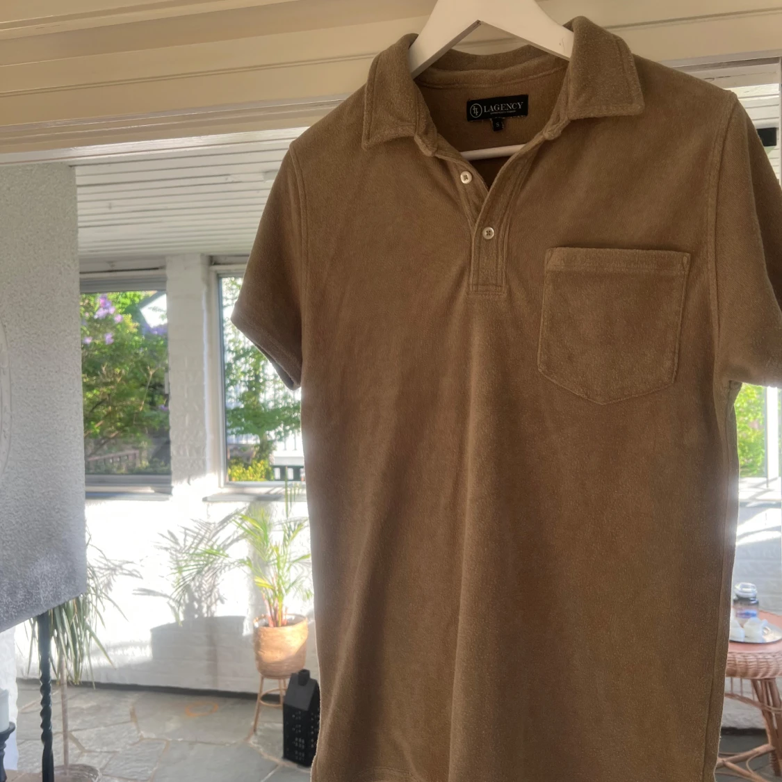 Beige pikétröja i frotté från Lagency