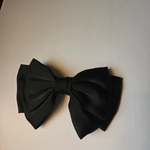 Svart rosett - Svart rosett från H&M, använd bara ett fåtal gånger så är i nyskick💖