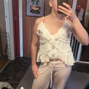 Vit topp - Säljer detta söta linnet i storlek M, köpt på new yorker i tyskland och jag säljer den för 40kr💕använd 1gg