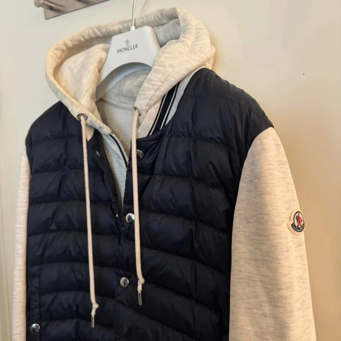 Svart pufferjacka med grå luvärm från Moncler - 1