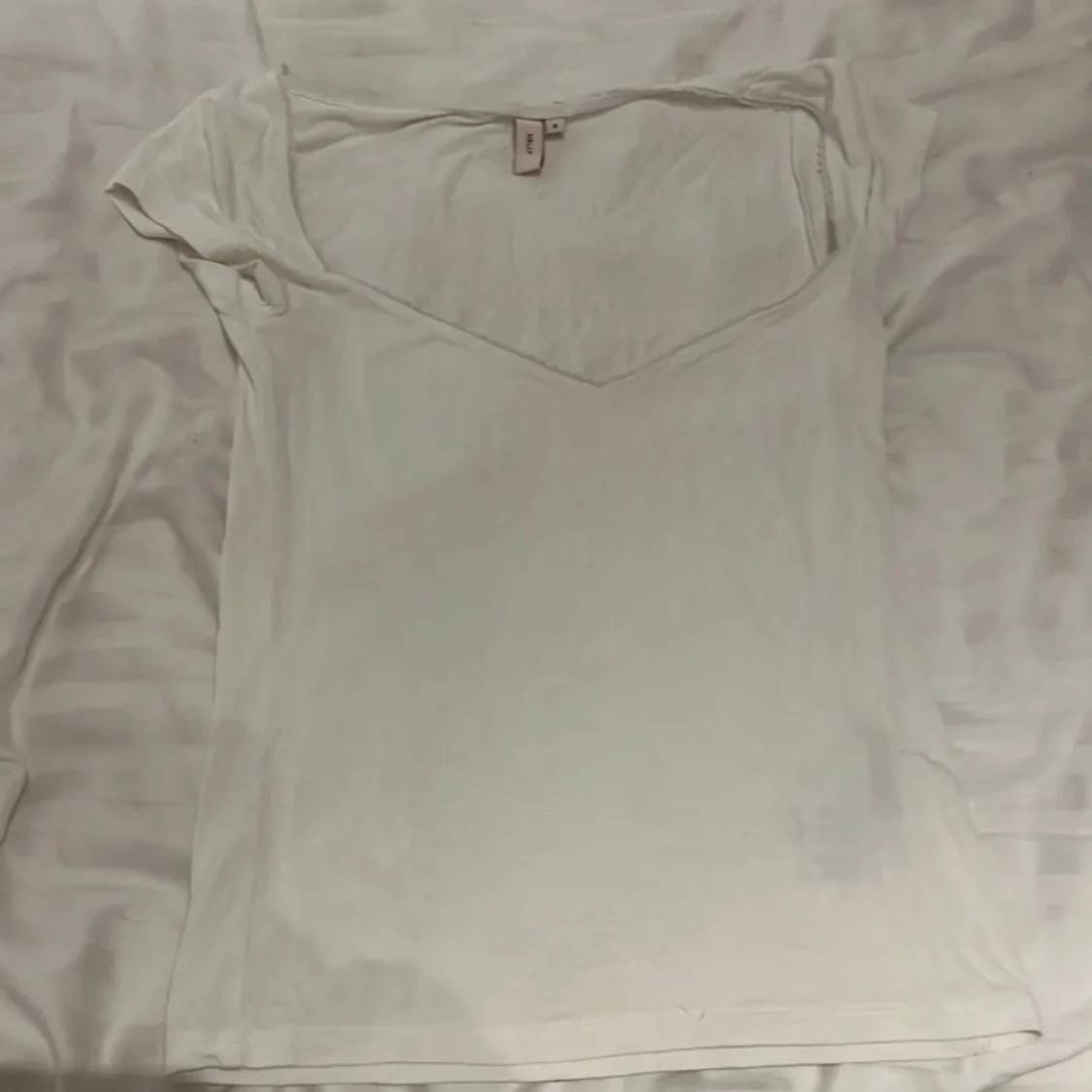 Vit v-ringad t-shirt från Nelly