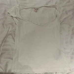 Vit v-ringad t-shirt från Nelly - En superfin enkel topp från Nelly som jag nästan aldrig har använt💗🤭