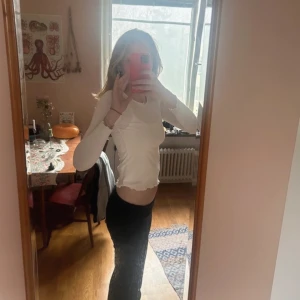 Söt topp - Jättefin tröja i superbra skick. Köpt från sellpy men aldrig använd av mig och de känns som den är nästintill oanvänd. Säljer eftersom den är för kort för mig i armarna (jag är 173). Skulle rekommendera för xs eller mindre då de är barnstolek (146/152). Funkar på s också om man är fine med att vika upp armarna lite:)