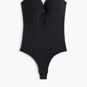 H&M body  - Säljer denna oanvända body, som är slutsåld 