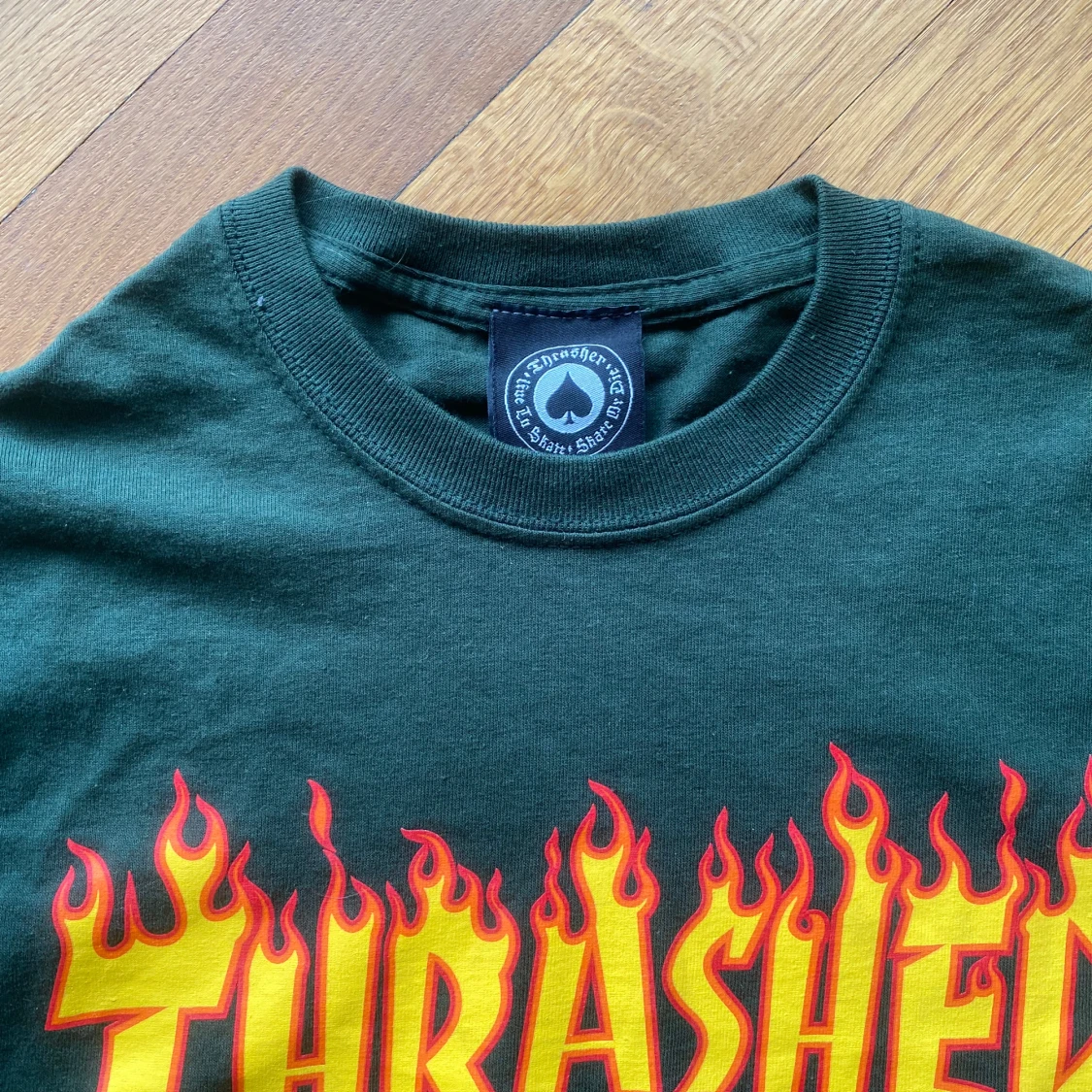 Grön thrasher t-shirt med flammor  - 1