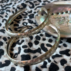 silver hoop örhängen - kontakta mig privat ifall du har frågor 🫶