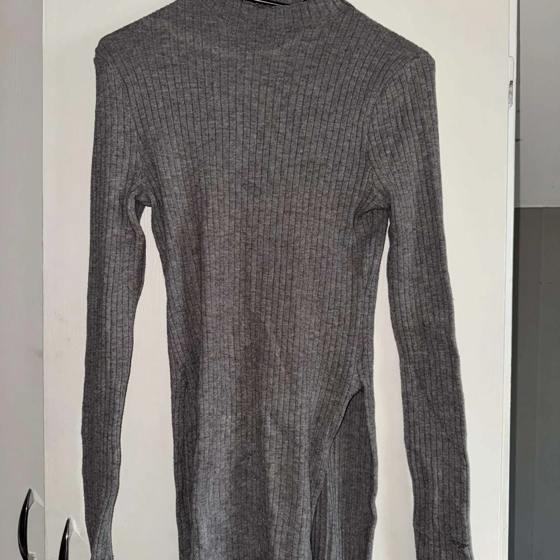 Grå ribbad tröja