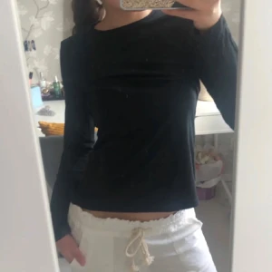 Långärmad Tröja - Säljer en svart långärmad tröja från Anna Field (köpt på Zalando), strl. S🖤 Perfekt att ha som basplagg i garderoben!