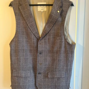 Kostym väst  - En väldigt unik och snygg väst, har använt 1 gång senaste 2 åren och bara hängt i garderoben. Som ny skick, säljer pågrund av för liten för mig .