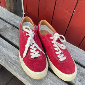 Last resort röd skor - Skor från Skate-märket Last resort! Jättesköna och coola ifall man vill utforska ny färg! Använda en del men har mycket liv kvar i dem, storlek 44 men känns som 44 och en halv. Skriv för frågor!✒️