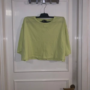 Ljusgul croppad topp från Cool DaFocib - Säljer en ljusgul croppad topp från Cool DaFocib. Toppen har rund halsringning och trekvartsärmar. Perfekt för dig som gillar en avslappnad och trendig stil.