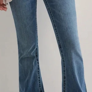 True religion jeans - Säljer dessa Low waist utsvängda true religion jeans med ljus rosa sömm, extremt bra skick. Midjan är sydd med symaskin vilket gör att den är lite mindre och benen är även uppsydda lite, detta är inga syndliga sömmar vilket man kan se på bild 4 & 5. Nypris: 1400kr. Innebens sömmen är 73cm och midjan är 36 cm rakt över!