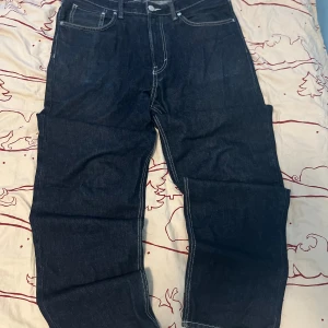 Loose raw denim jeans - Raw denim jeans med loose/straight fit med snygg vit stitching på insidan och fickor ✨Skicket är bra men den är använd några gånger 😄Priset kan förhandlas vid snabb affär och det är endast att fråga för fler bilder eller mått 📏👍🏻
