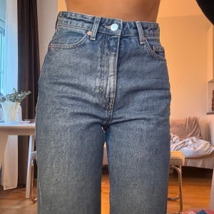 Blå / mörkblå jeans - Weekday Rowe - Säljer mina Rowe high waist jeans i mörkblå tvätt från Weekday, endast pga gillar inte hur de sitter på mig. Använda fåtal gånger.  I superfint skick. Har nog aldrig tvättat de!  Storlek 25/32. Passar xs/s.