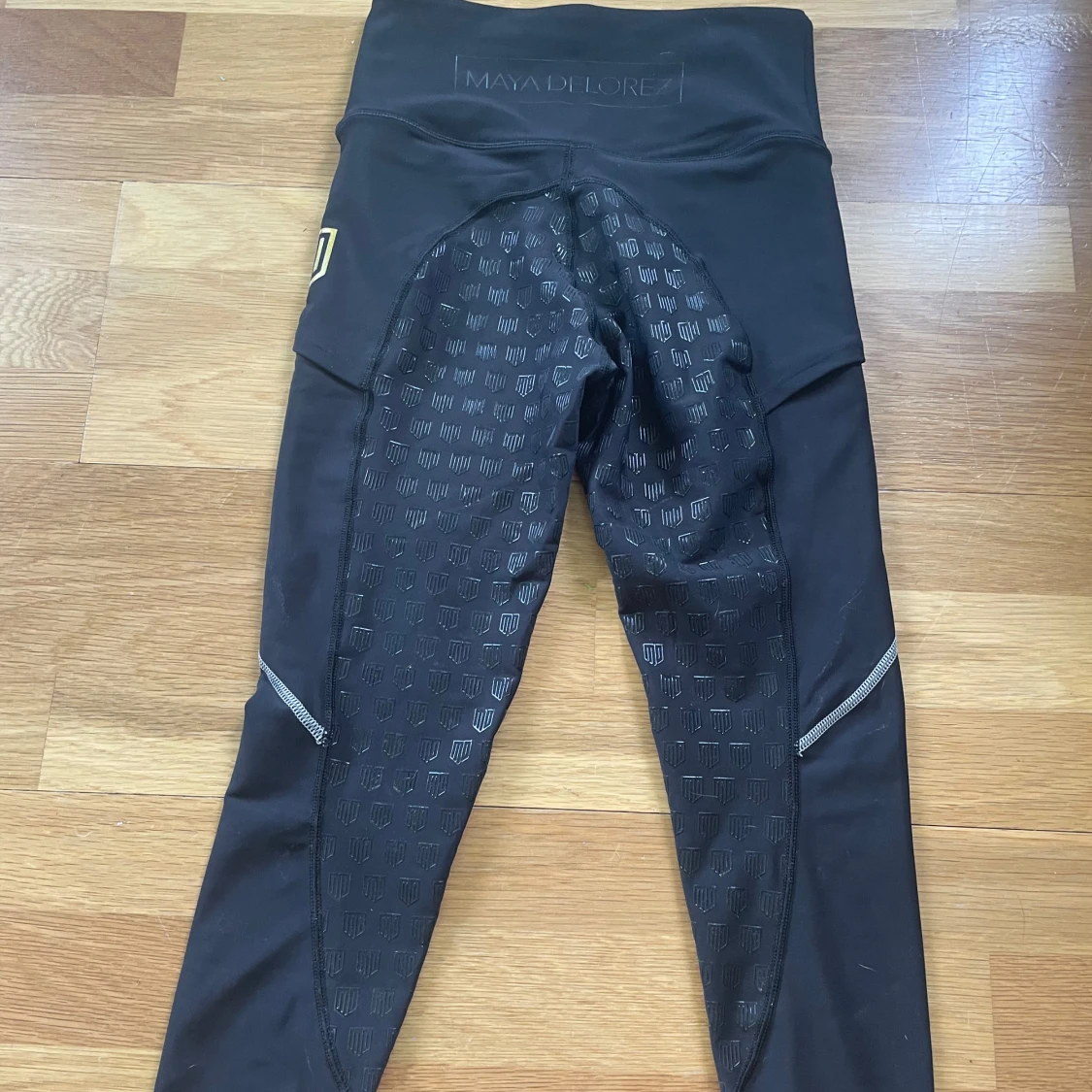 Svarta ridleggings från Maya Delore - 1