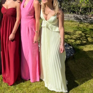 Ljusgul balklänning  - Jättefin balklänning eller festklänning❤️Från asos, men säljs inte längre💕Nypris 1600 och passar mig som är 165🩷