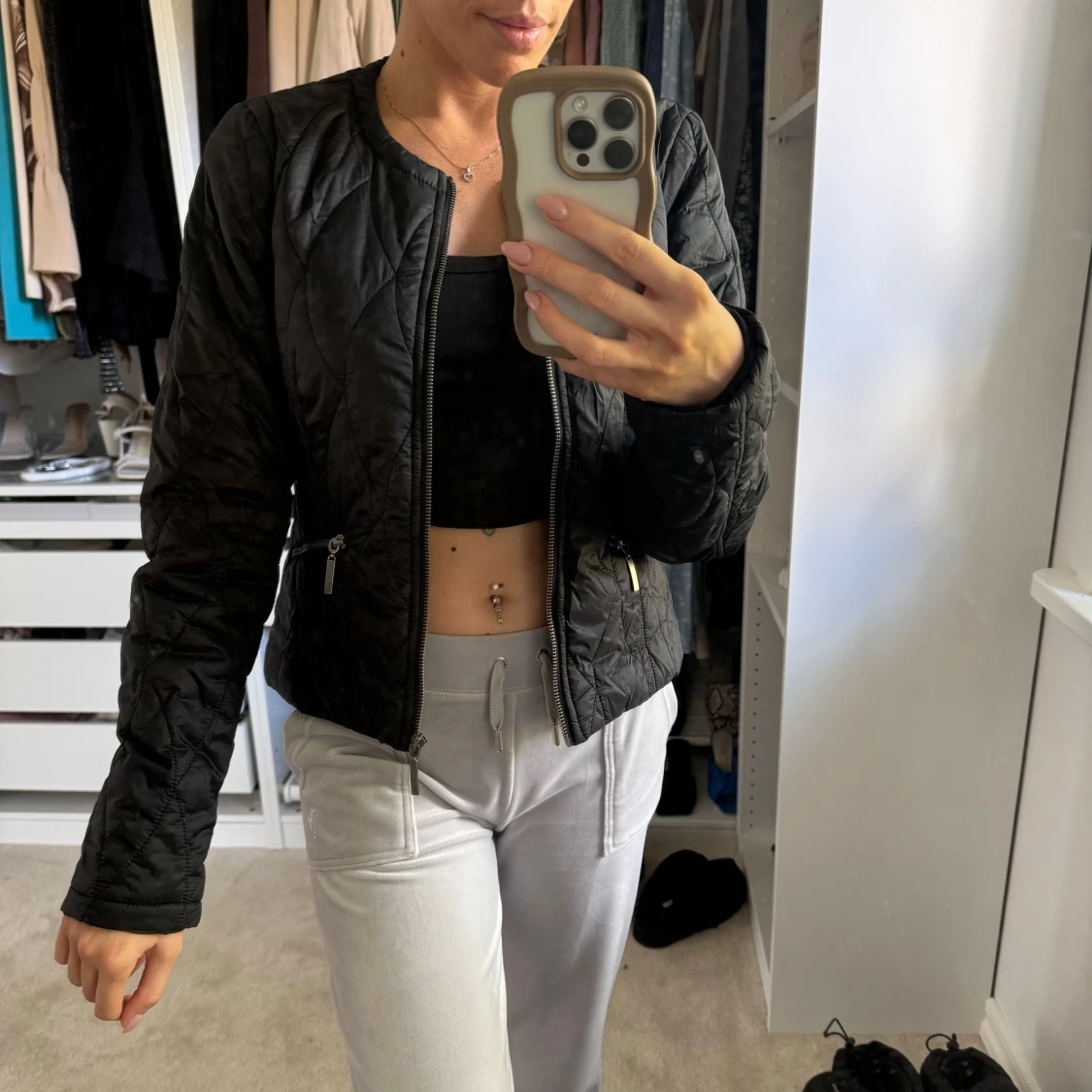 Svart quiltad jacka med dragkedja