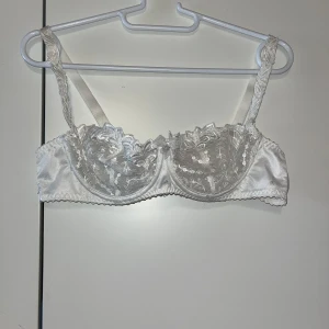 Rintaliivit - Ihanat laadukkaat valkoiset rintaliivit. Kaarituet. Olkaimia saa säädettyä. Jäänyt käyttämättä. Koko 85B. Kissatalous MMM Mikäli hinta ei miellytä tarjoa rohkeasti Katsothan myös muut ilmoitukseni 